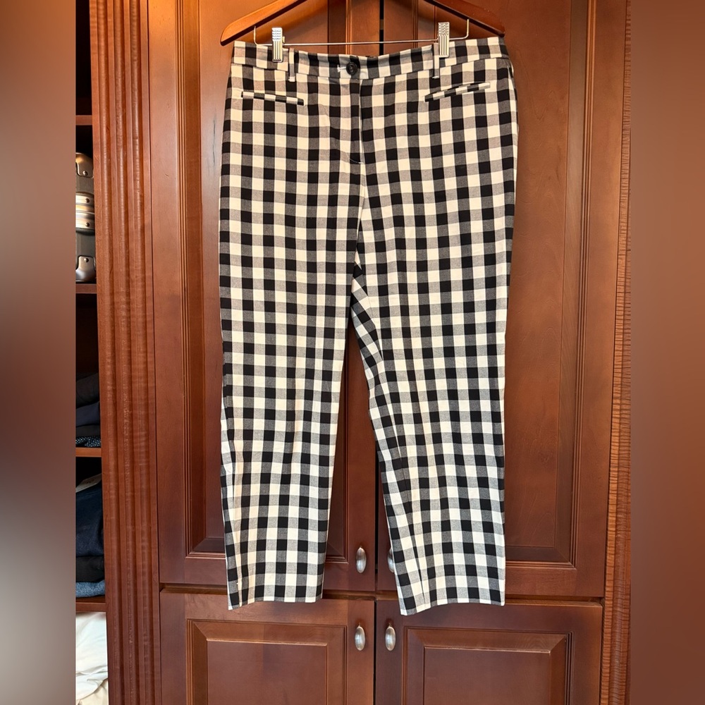 Ann Taylor Black & White ankle length pants. Mid-rise. Size 12